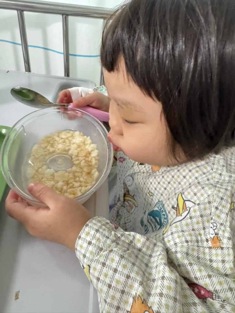 누룽지를 먹고 있는 아이 사진