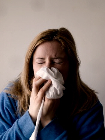 입을 가리고 기침을 하는 여성 모습