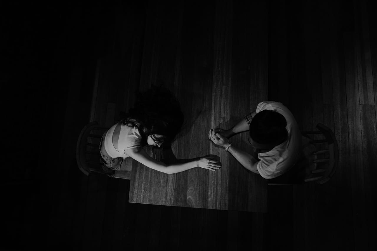 테이블을 사이에 두고 않아 있는 커플