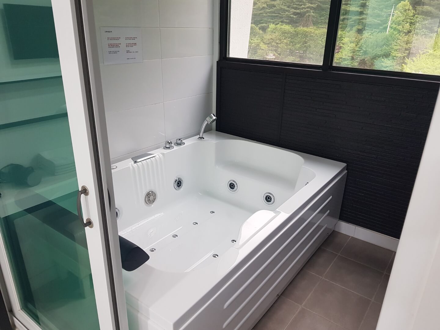 경기도 가평 펜션 레드 펜션 리뷰 스파 펜션, 계곡 숲뷰