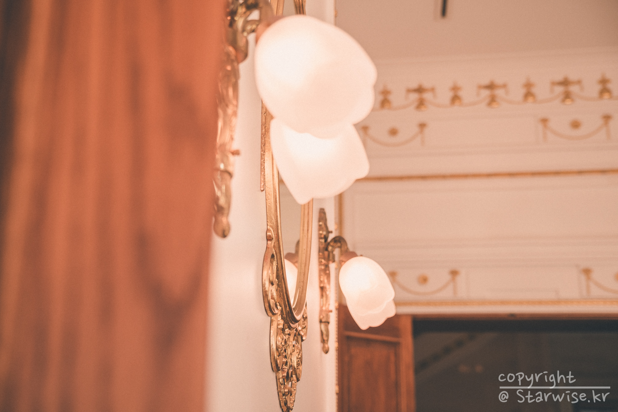 오얏꽃 모양의 전등