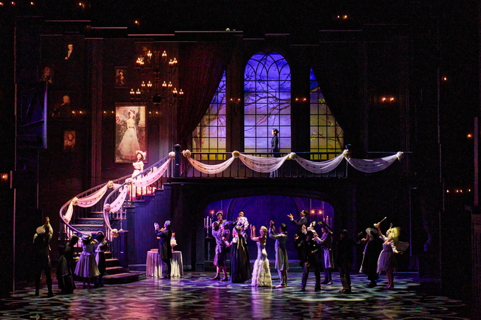 '나'는 최근에 아내를 잃은 부유한 귀족 맥심 드 윈터와 결혼