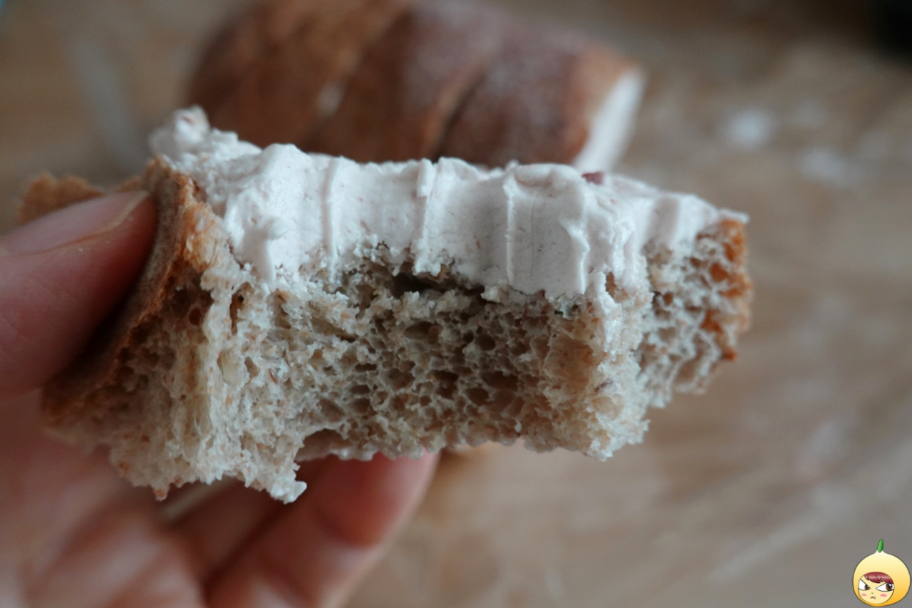 산딸기크림잡곡통밀빵 크림이 섭섭하지 않게 들어있다