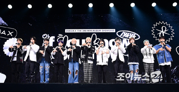 그룹 오메가엑스가 7일 오후 서울 광진구 예스24라이브홀에서 열린 오메가엑스(OMEGA X) 세 번째 미니앨범 &#39;iykyk(if you know&#44; you know)&#39;(이프 유 노&#44; 유 노) 발매 기념 쇼케이스에서 인사하고 있다. [사진=정소희 기자]