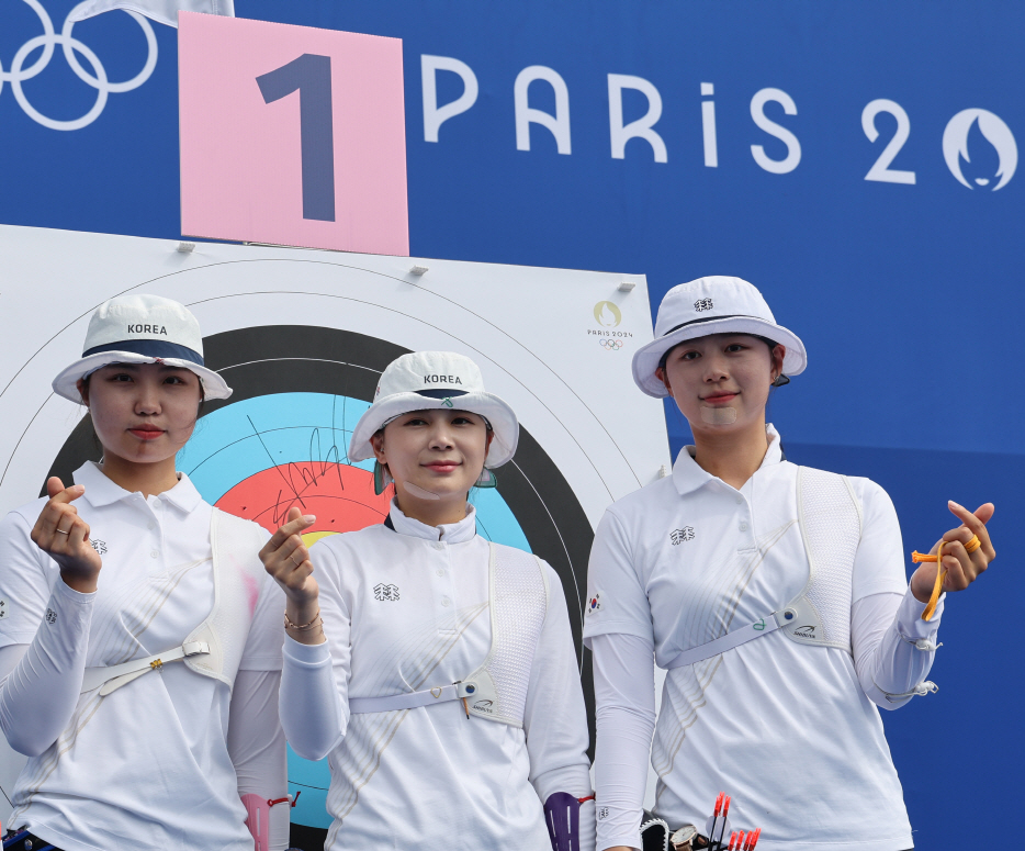 파리 올림픽 여자 양궁 단체 금메달리스트 남수현, 임시현, 전훈영 선수