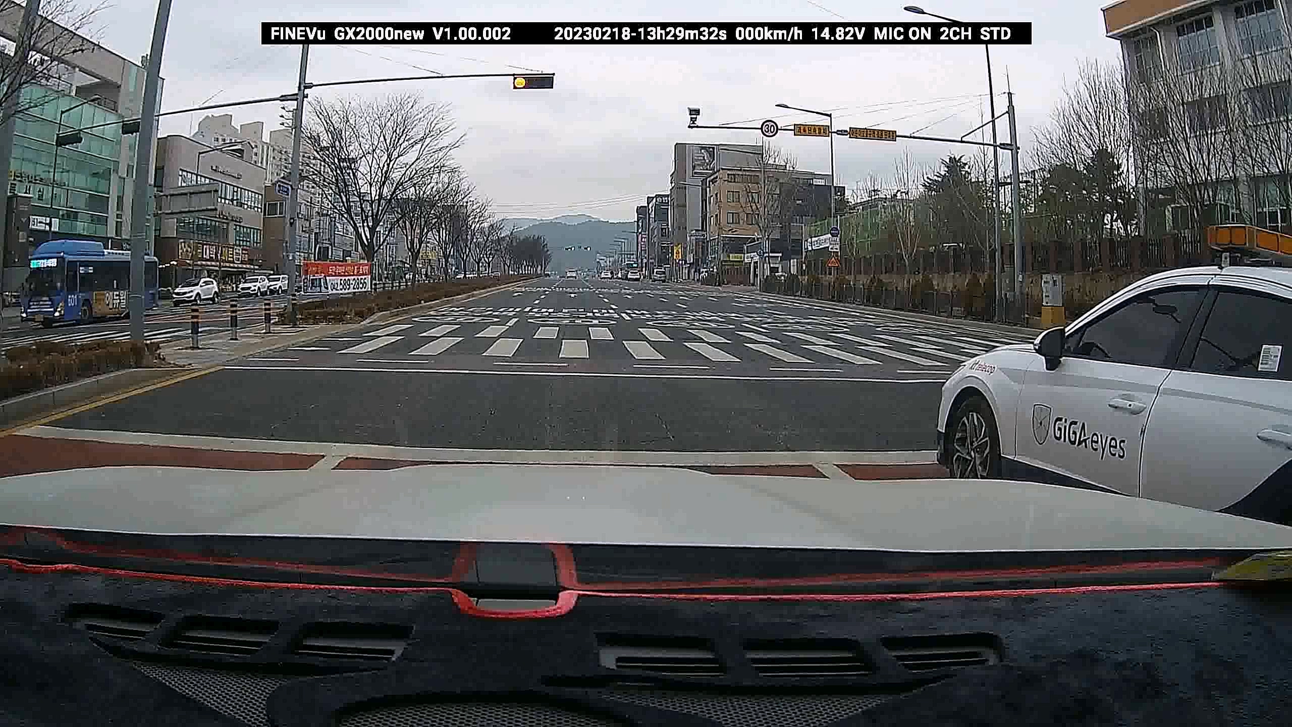 앞 신호등은 빨간불 저멀리 보이는 신호등도 초록불.. 착각하고 앞으로 간다..ㅜ.ㅜ;