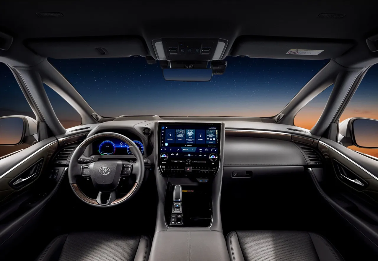 토요타 알파드 하이브리드 차량 이미지