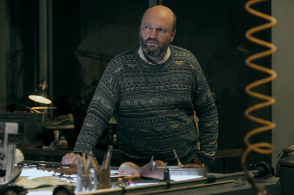 나이키의 신발 장인 '피터 무어' 역의 매튜 마허