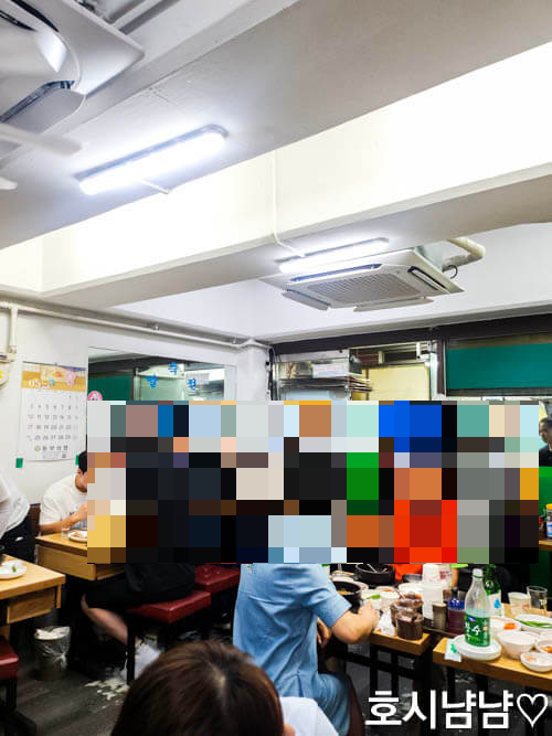 하남순대국 내부 전경 &ndash; 북적이는 손님들로 활기찬 분위기