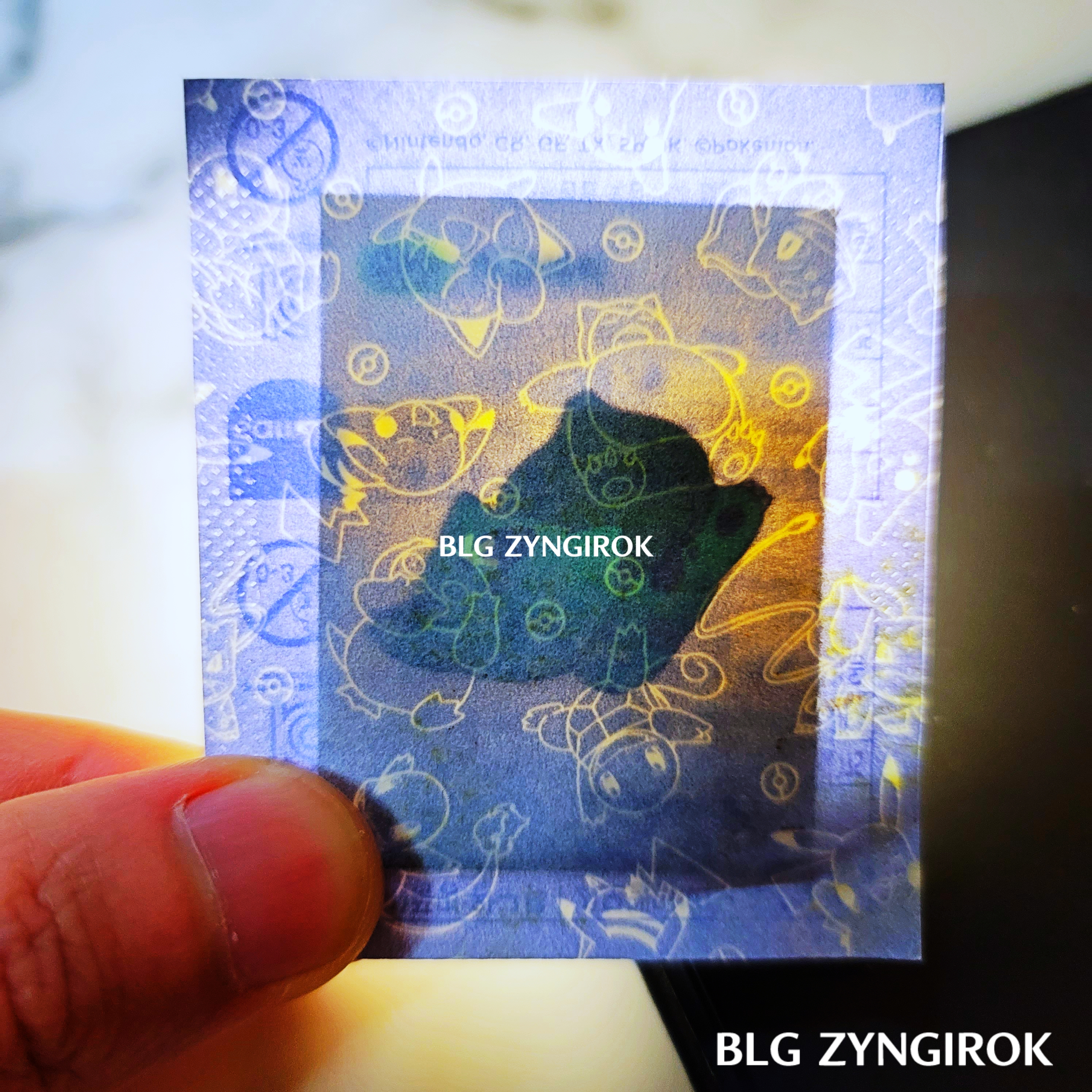 띠부띠부씰-이상해씨를-들고있다.