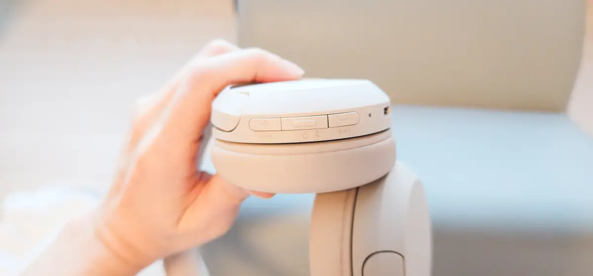 소니헤드셋-사진-전원과-음량부분