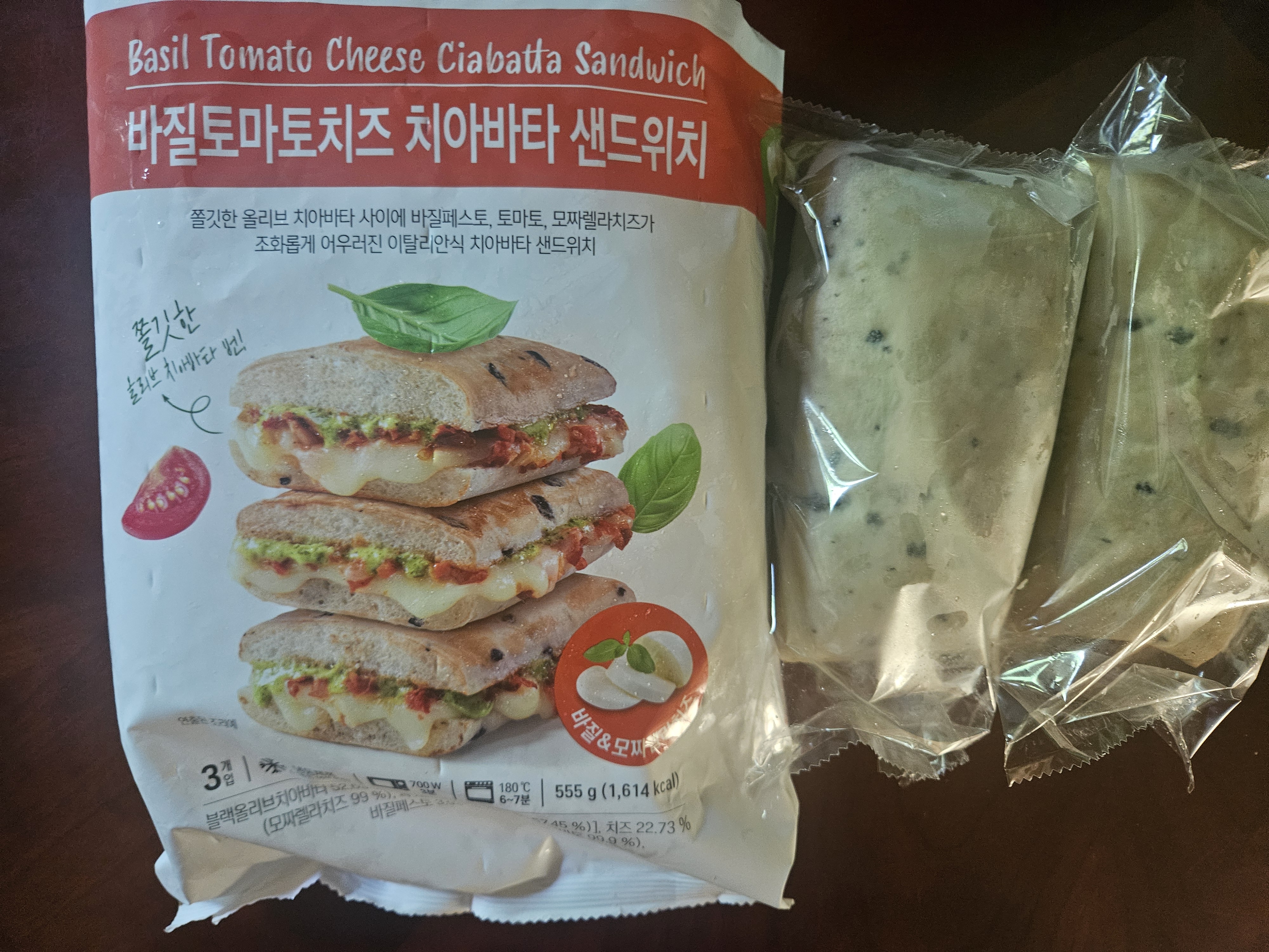 샌드위치를 냉동했다고? 그런데 맛있다! (바질토마토치즈 치아바타 샌드위치) 관련 사진