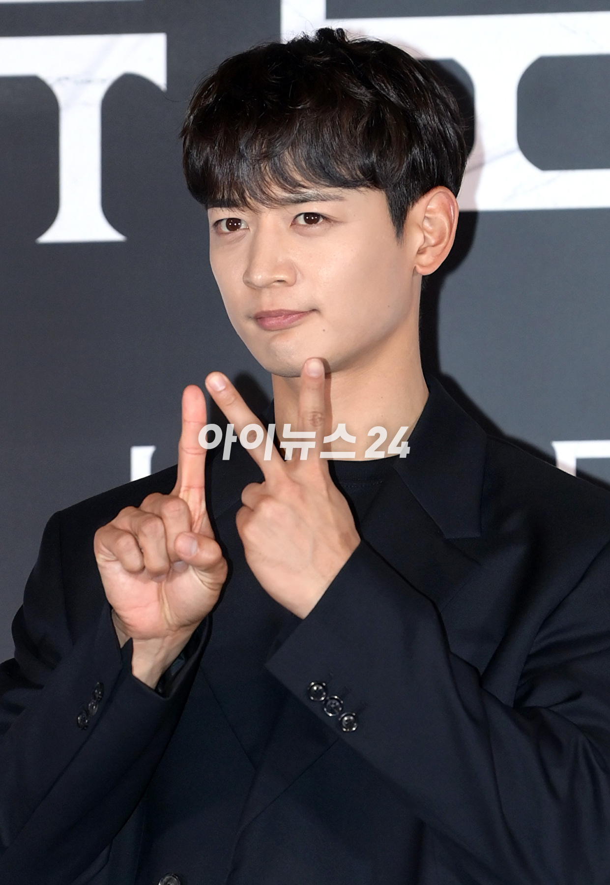 배우 최민호(샤이니 민호)가 27일 오후 서울 CGV 용산아이파크몰에서 열린 영화 &#39;뉴 노멀&#39;(감독 정범식) 언론시사회에 참석하고 있다. [사진=정소희 기자]