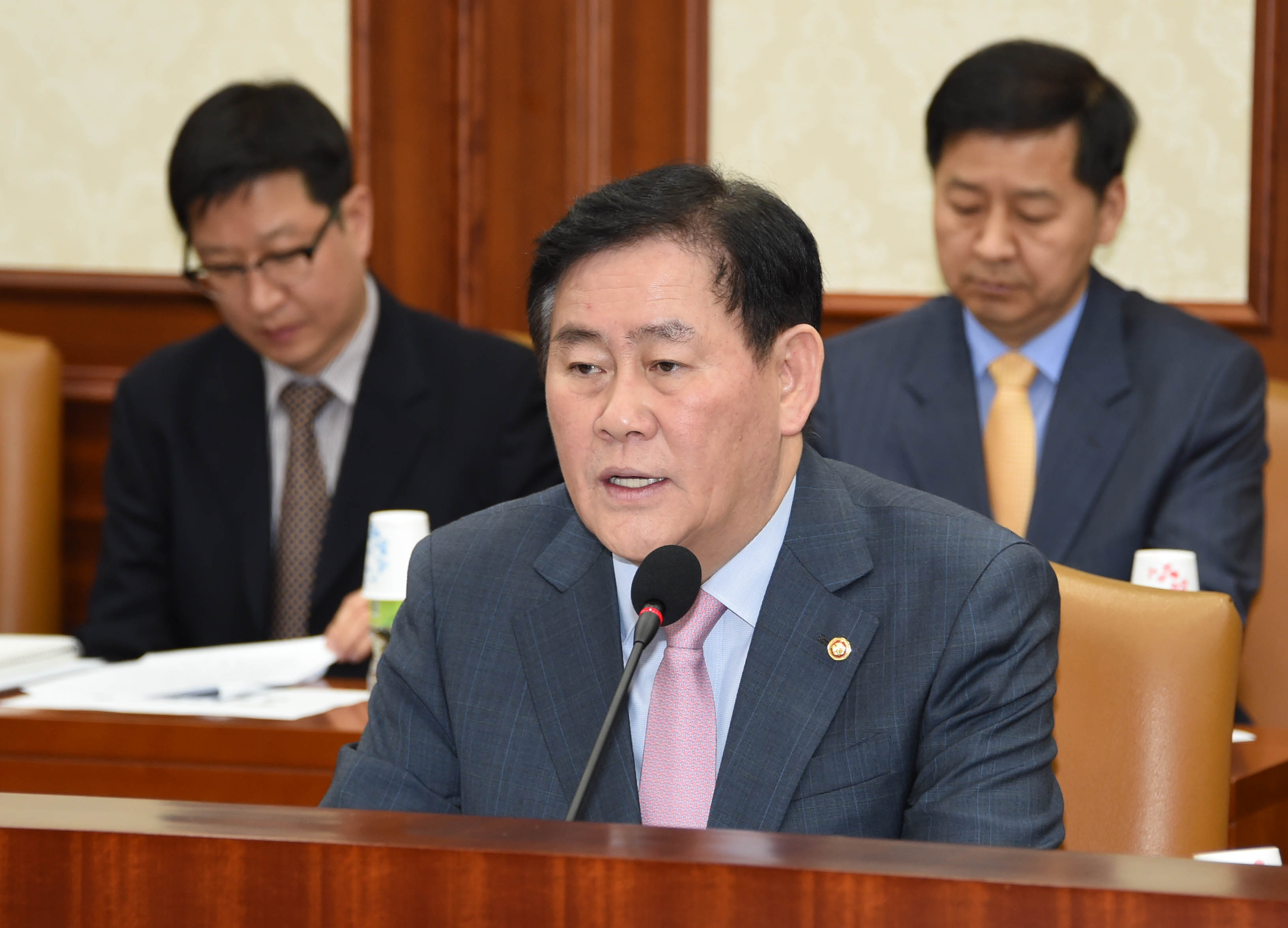 폐족된 친박계 권유에 대선 출마 결심 굳힌 최경환 전 부총리, 박근혜 정부 국정원 특활비 상납 사건으로 징역 살고서도 정신 못차렸나 - 박근혜 정부서 국정원 특활비 상납 사건으로 징역 산 최경환, 대선 출마 결심 폐족된 친박계 권유에 대선 출마 결심 굳힌 최경환 전 부총리, 박근혜 정부 국정원 특활비 상납 사건으로 징역 살고서도 정신 못차렸나 - 박근혜 정부서 국정원 특활비 상납 사건으로 징역 산 최경환, 대선 출마 결심