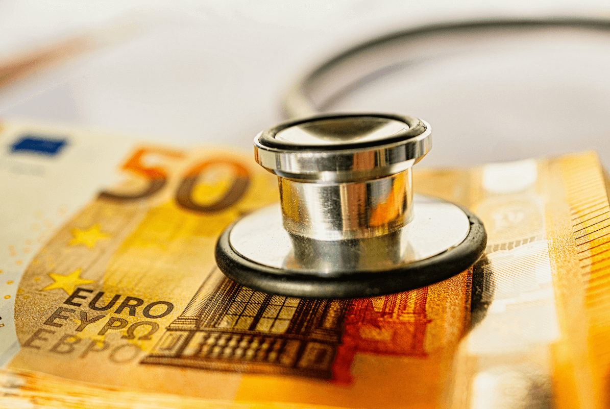 유로 지폐 위에 청진기를 올려 건강보험 비용을 상징하는 장면