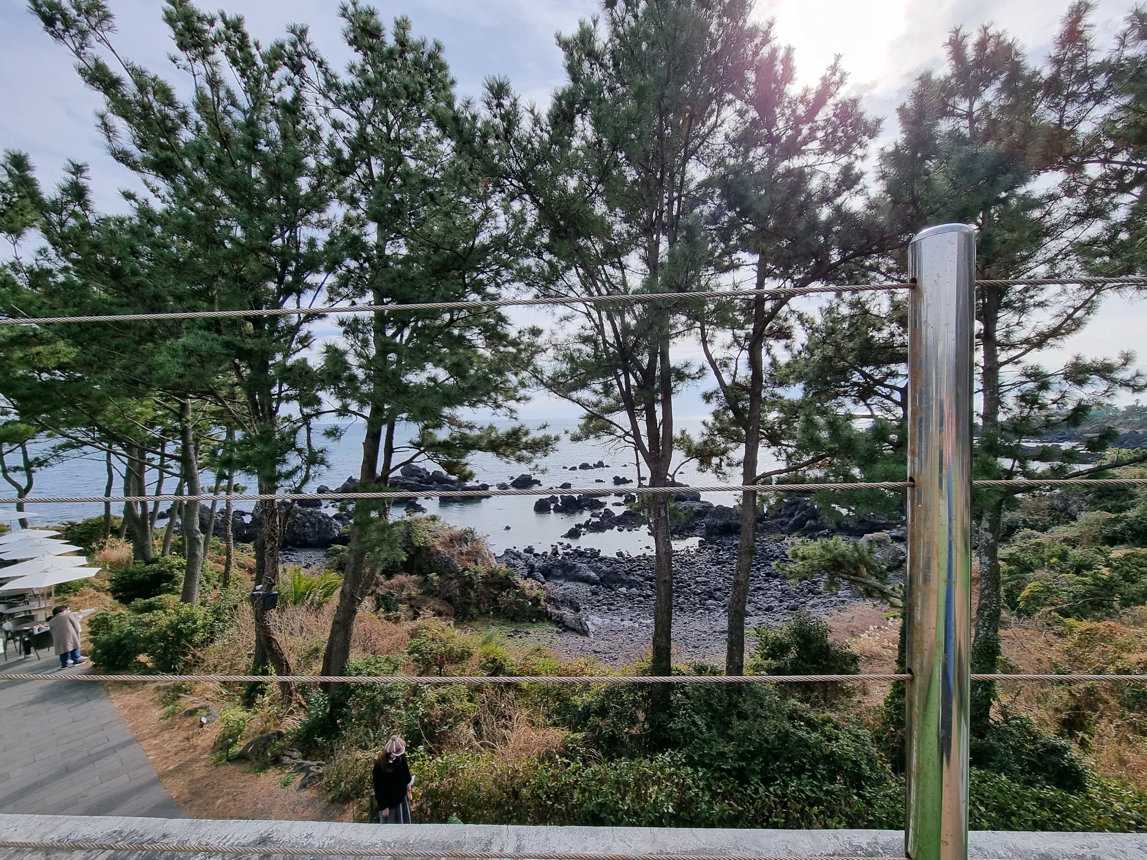 카페 루프탑에서 내려다본 검은 돌 해안