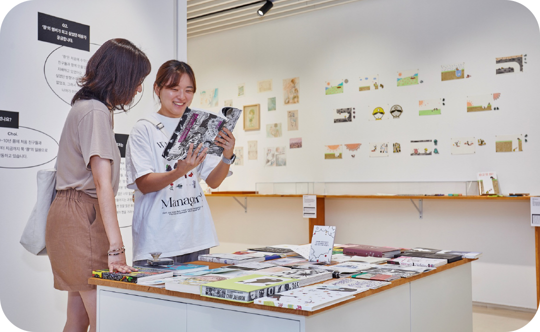 # 교보아트스페이스에서 열리고 있는 <무브먼트> 전시를 웃으며 관람하고 있는 관람객