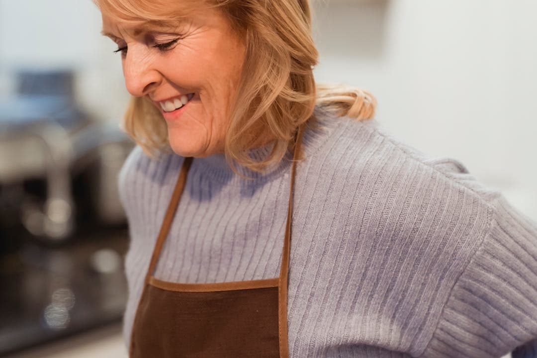 부엌에서 요리 창업 아이디어를 구상 중인 중년 여성