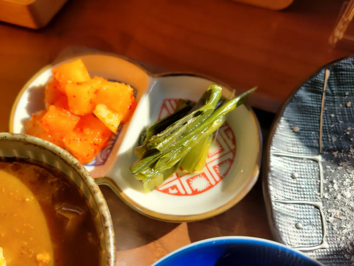 일산-백석동-카츠오젠-기본반찬-깍두기-명이나물