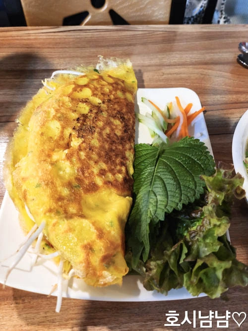겉바속촉 베트남 부침개 반쎄오와 신선한 야채