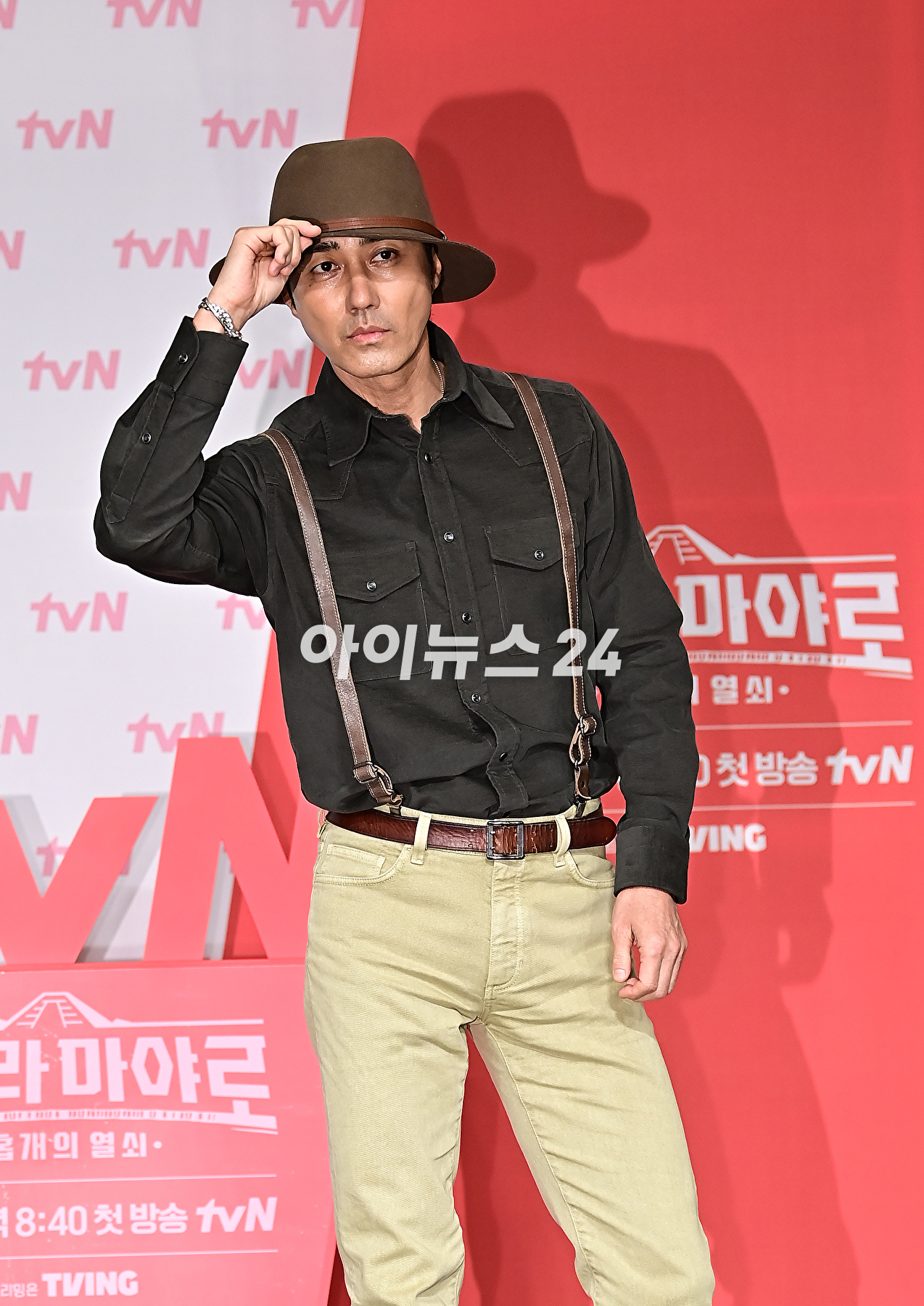 배우 차승원이 1일 오후 서울 마포구 서울가든호텔에서 열린 tvN &#39;형따라 마야로 : 아홉 개의 열쇠&#39; 제작발표회에서 포토타임을 갖고 있다. [사진=곽영래 기자]