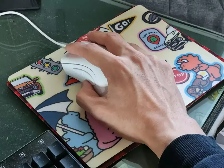 조구만 마우스 패드 위에서 마우스를 이리저리 움직인 모습입니다.