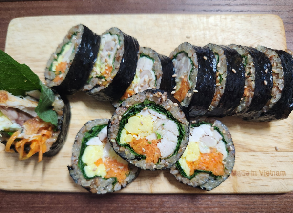 완성된 닭 가슴 살 김밥