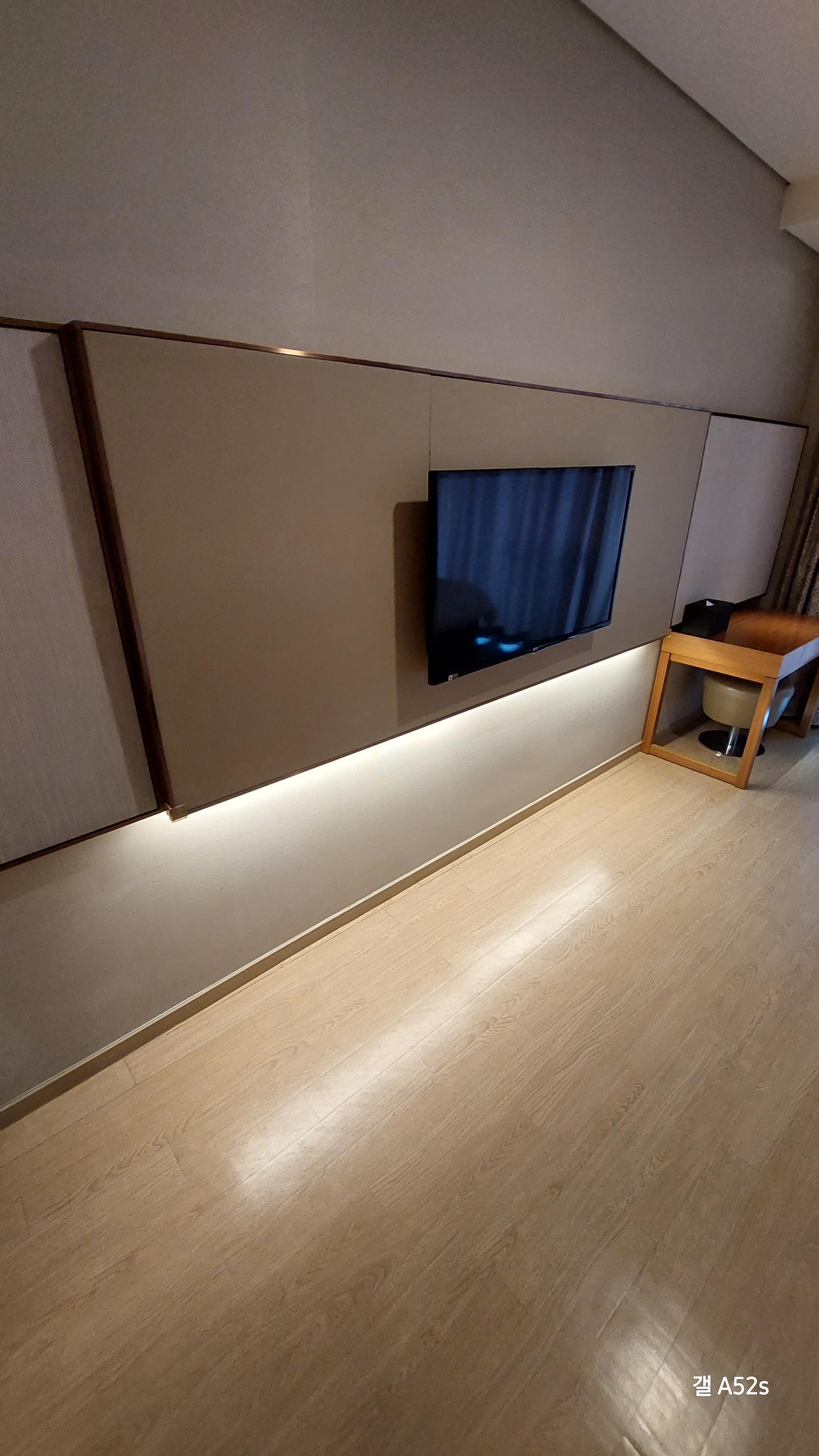 티비가 좀 작다.