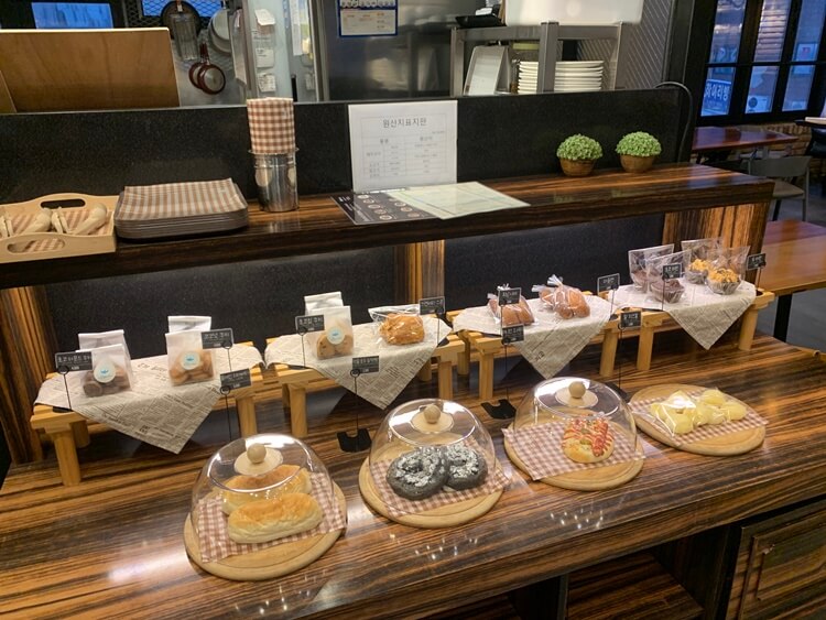 베이커리 전체 모습 및 덮게가 씌여져 있는 모습