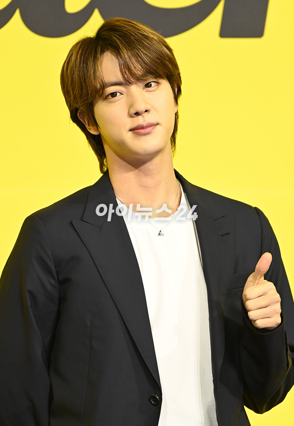 방탄소년단(BTS) 새 디지털 싱글 'Butter' 발매 기념 글로벌 기자간담회가 21일 오후 서울 송파구 방이동 올림픽공원 올림픽홀에서 열렸다. 방탄소년단 진이 포토타임을 갖고 있다.