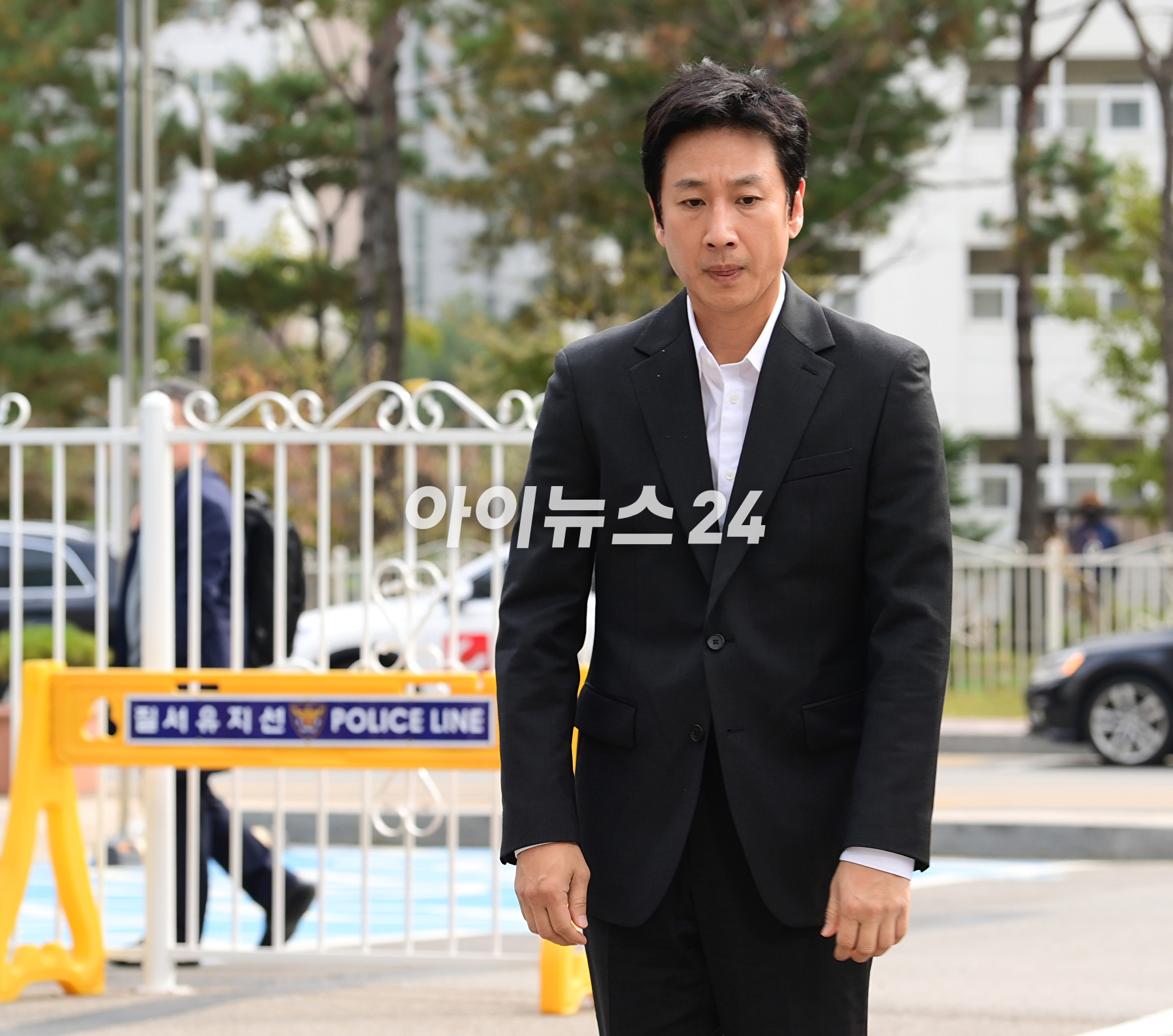 마약 투약혐의로 입건된 배우 이선균이 4일 오후 인천 남동구 인천논현경찰서로 출석하고 있다. [사진=정소희 기자]