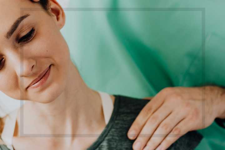 어깨-물리치료-받고있는-사람