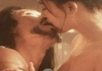 파격적인 노출연기로 데뷔한 현재 최고의 스타