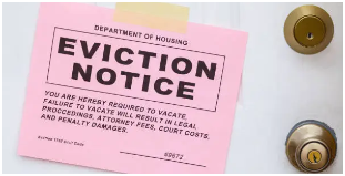 입주·퇴거 체크리스트를 상징하는 이미지: 도심 스카이라인 위로 열쇠와 체크리스트 클립보드