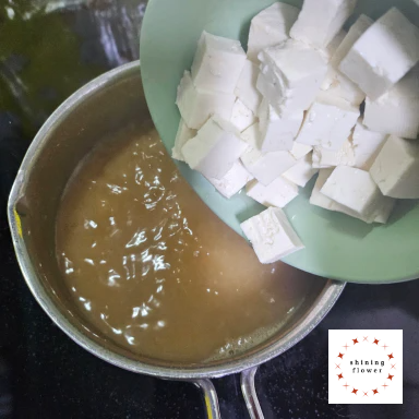된장국물이 끓으면 두부 잘라 넣기