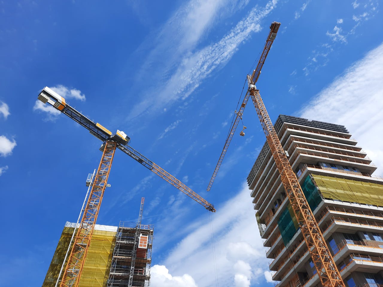 '에너지절약계획서'입니다. 이는 단순한 행정 절차가 아니라, 건축물의 생애 주기 전체에 걸쳐 에너지 소비를 효율적으로 관리하고 지속 가능한 건축 환경을 구현하기 위한 필수적인 설계 도구입니다