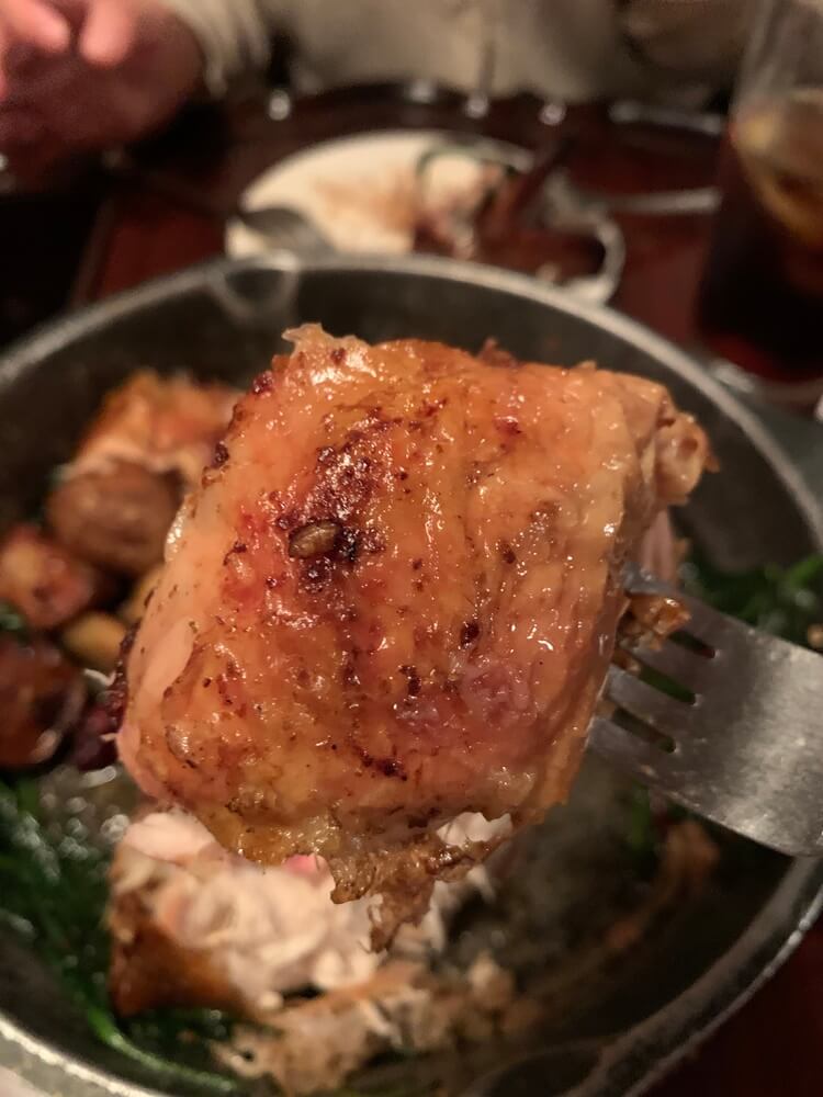 포크로 찢은 고기 덩어리