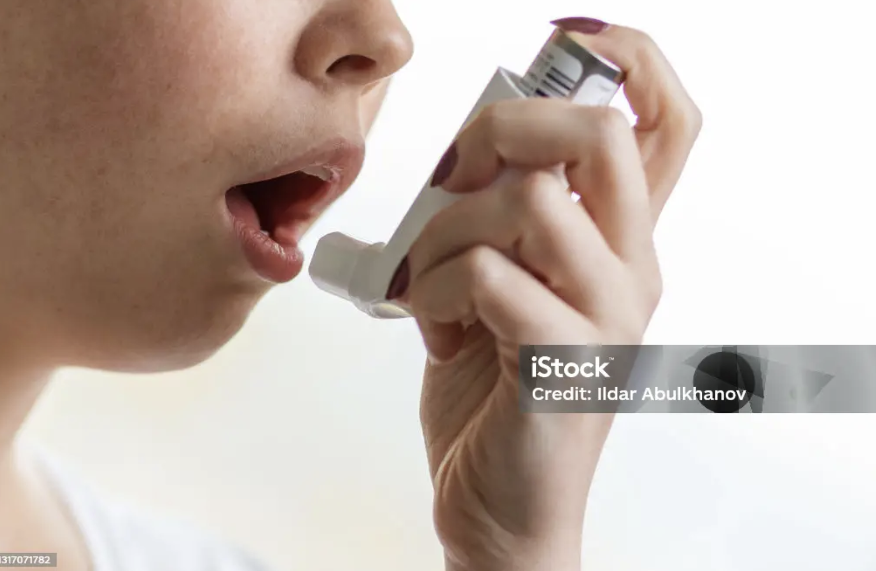 천식환자 흡입기 하는 모습