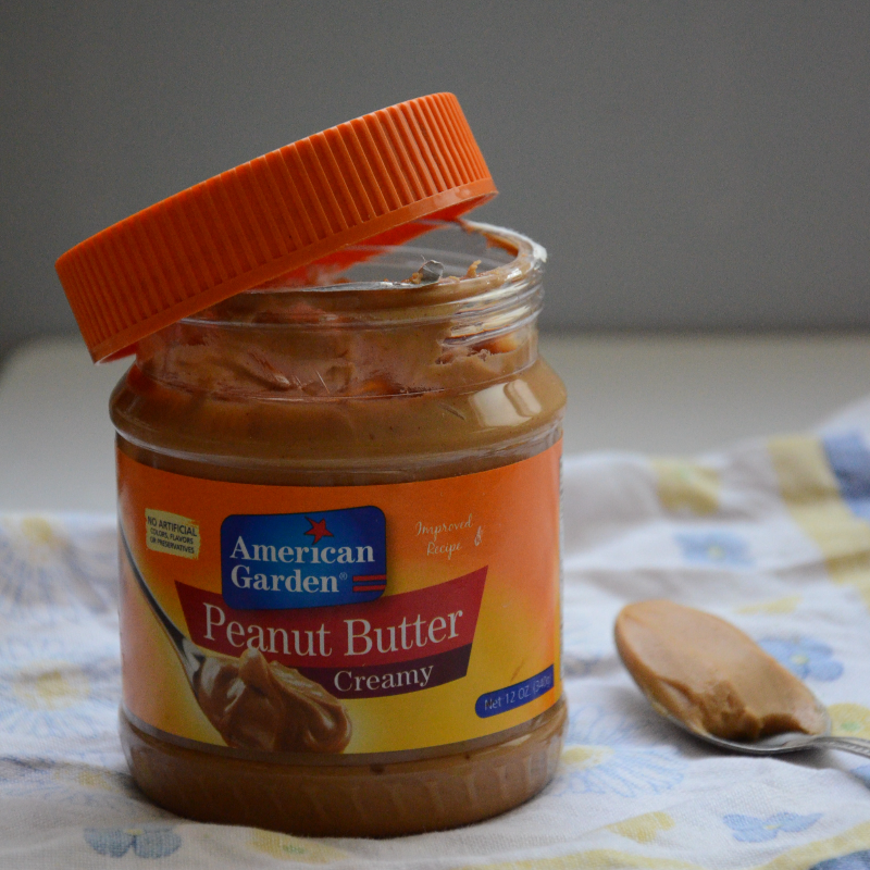 플라스틱 용기에 든 땅콩버터