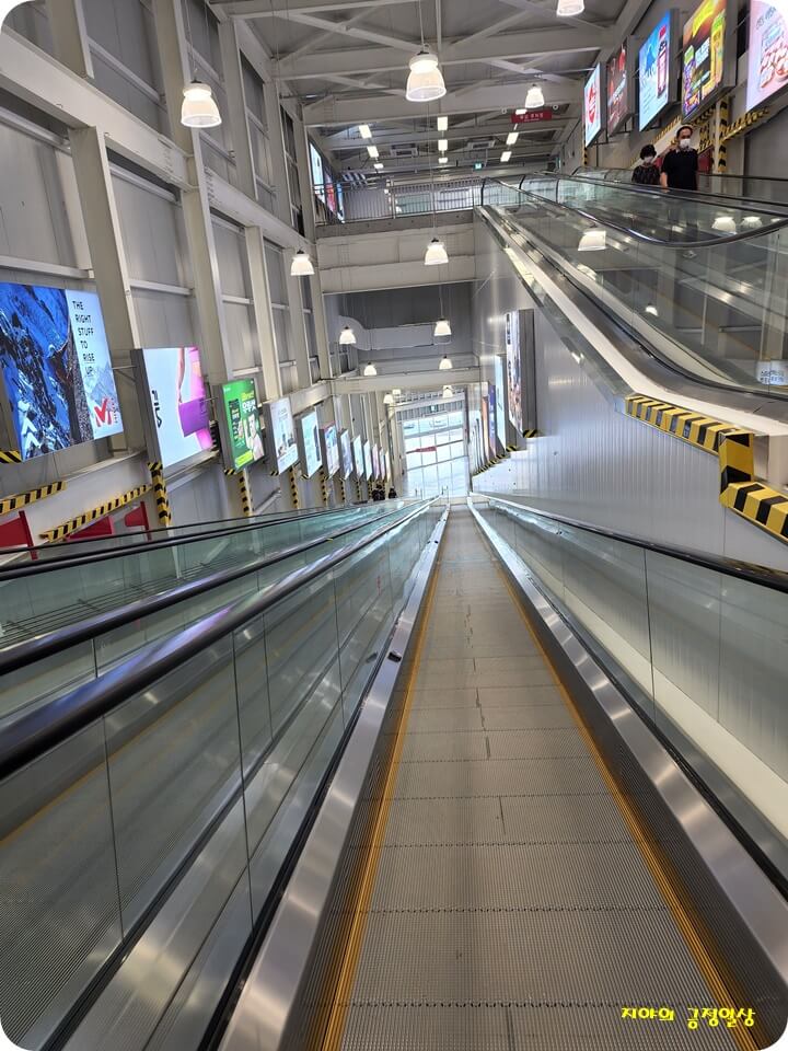 내려가고 있는 에스컬레이터