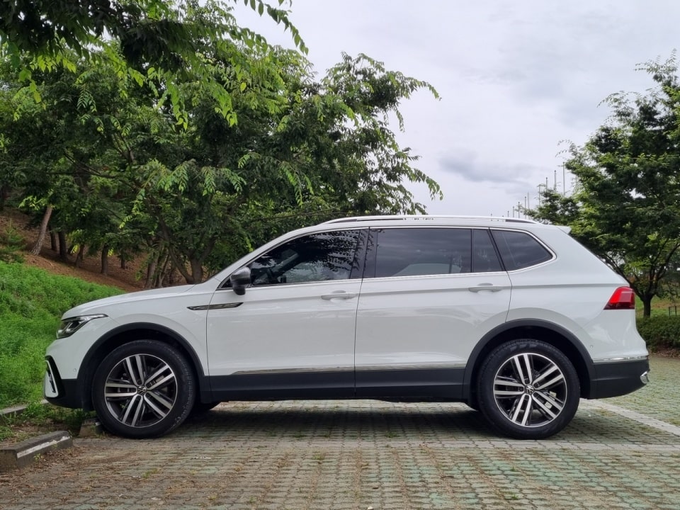 티구안 올스페이스 옆모습입니다.