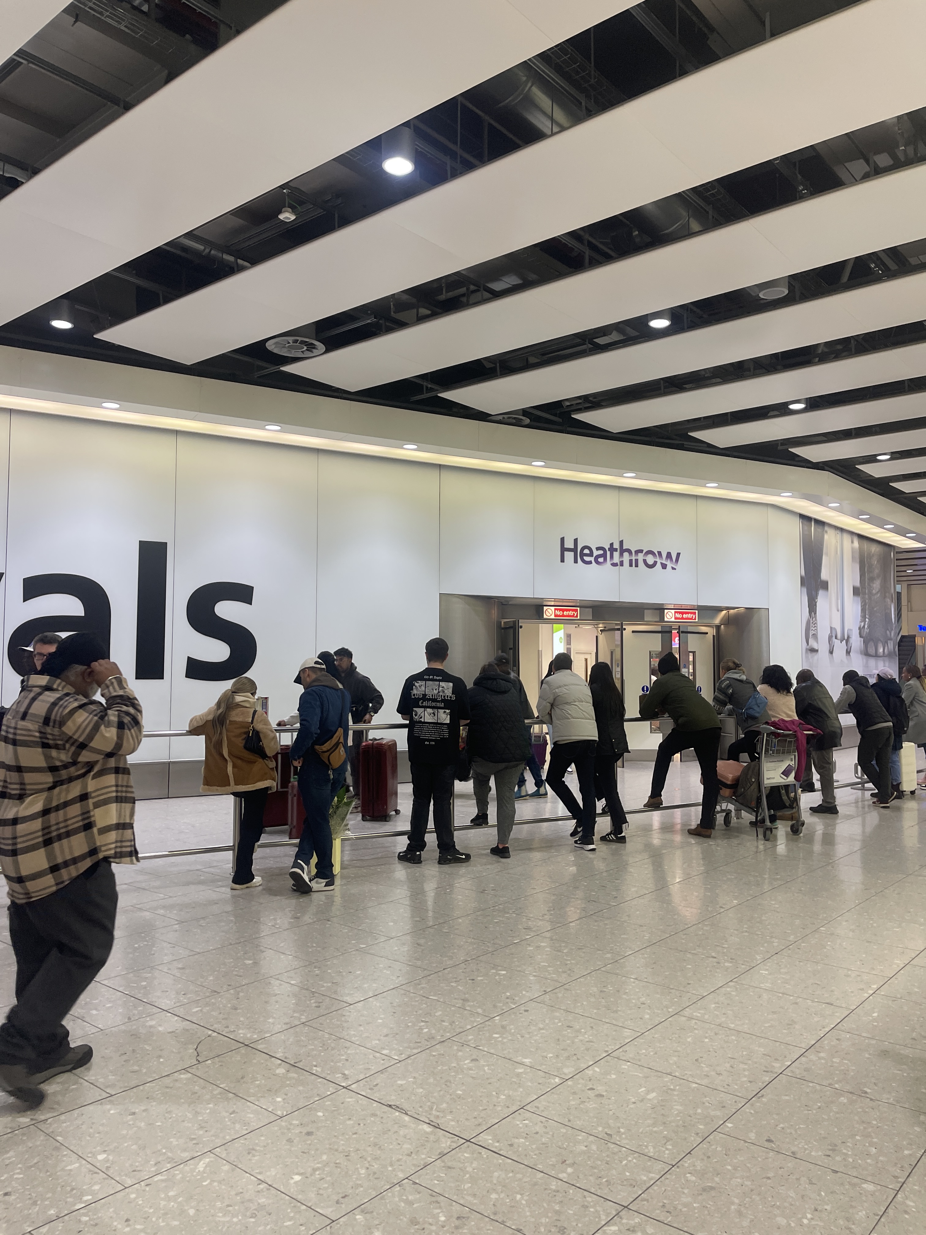 런던 공항 도착