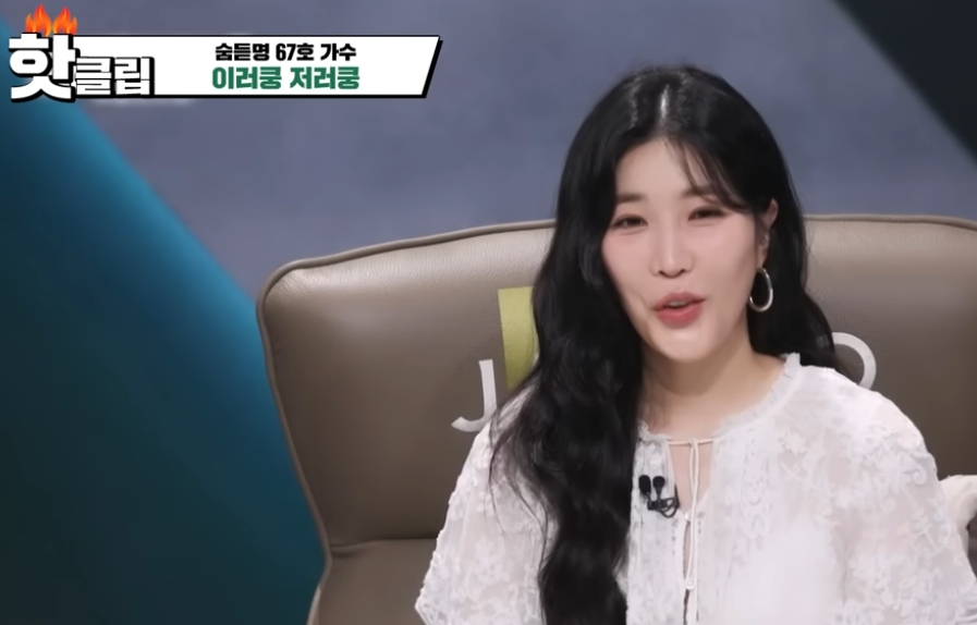 프로그램 로고가 크게 비치는 JTBC 스튜디오 전경