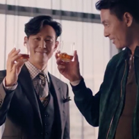 양주를-마시고-있는-두-남자