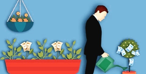 검정색 양복을 입은 남자가 돈이 열리는 나무에 물을 주고 있고, 왼쪽에는 돈이 자라는 식물이 있다.