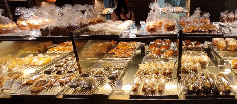 계산대 옆으로 지하 키친에서 만드는 빵들을 팔고 있다