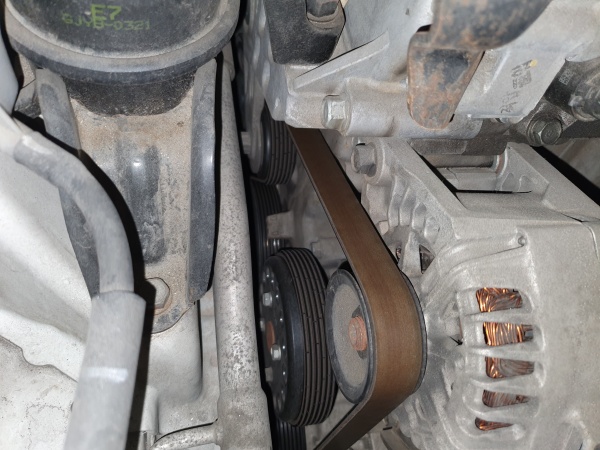 엔진룸-옆에-설치되어-있는-벨트