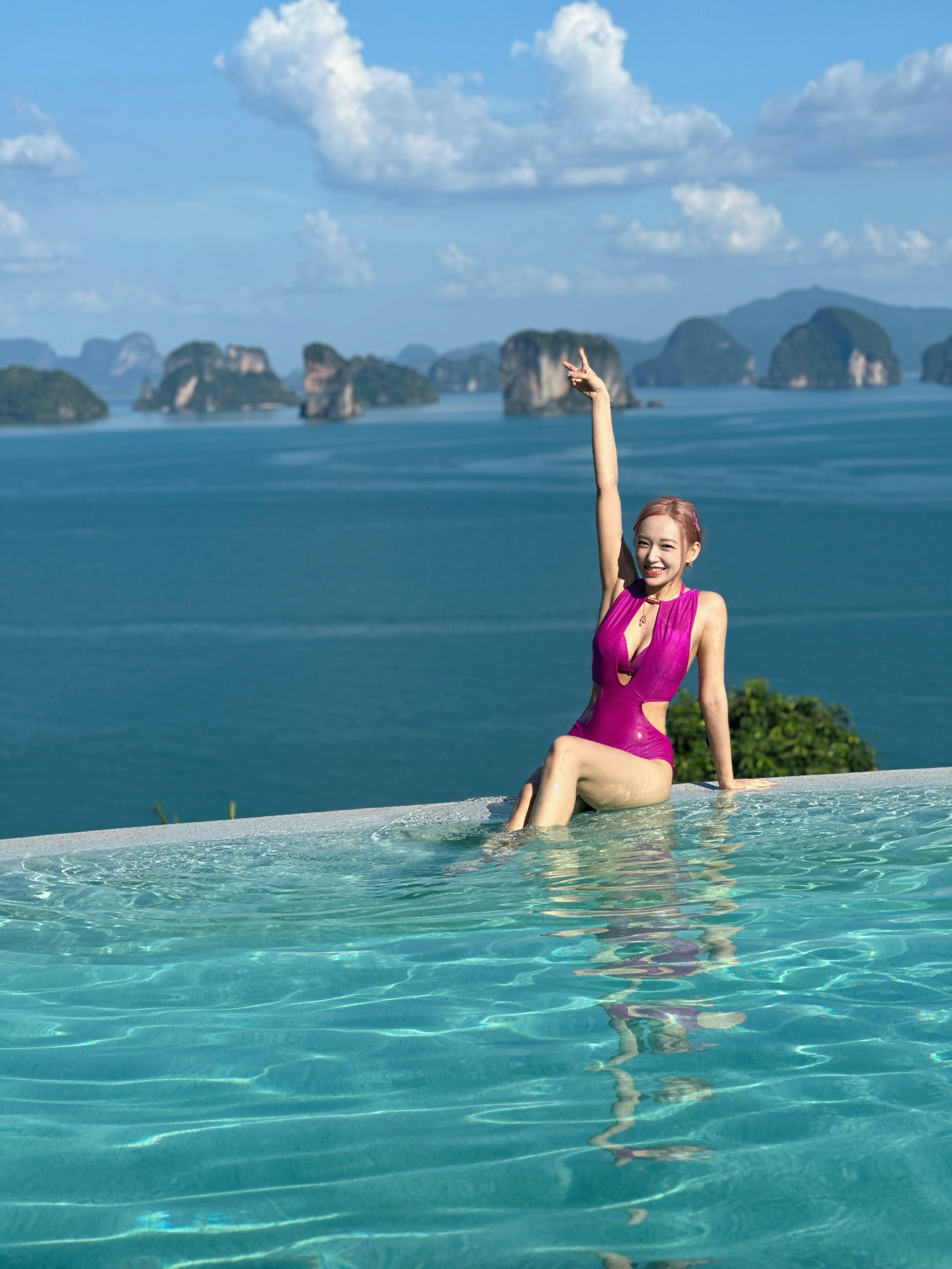 하늘을 향해 피스. 성소의 엄청난 몸매.