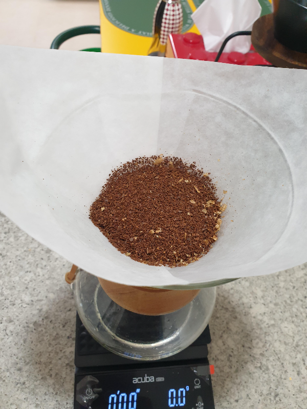 원두 40g을 드리퍼에 담은 뒤 저울을 0으로 맞춘 모습