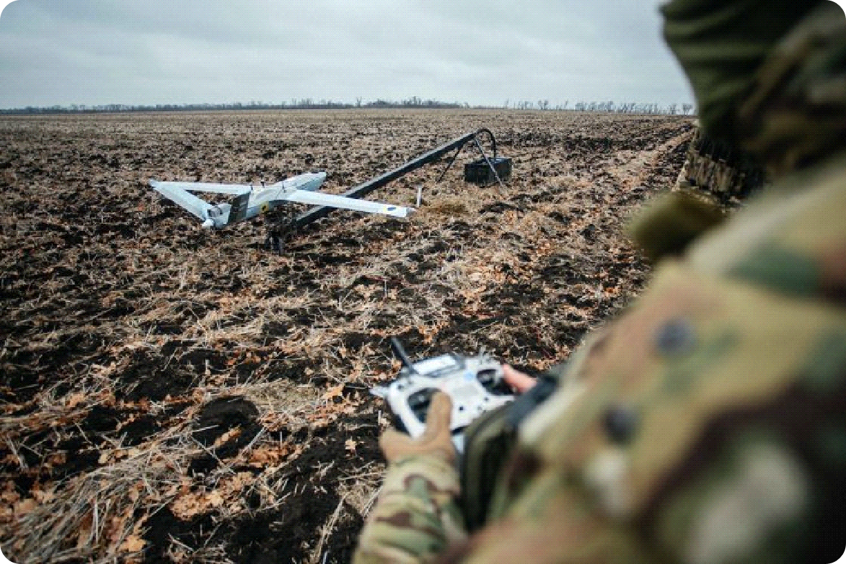 우크라이나 군인이 Catapult 발사대에서 Tekever AR3 드론 발사를 준비하는 모습